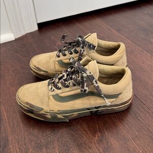 VANS Boys Tan & Camo Skateboarding Shoes Sneakers Streetwear, size 2